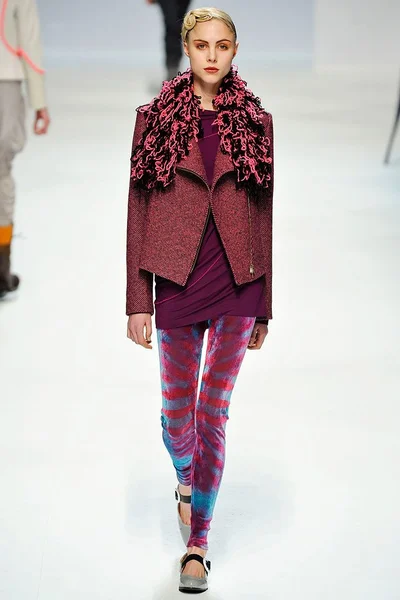Look 16